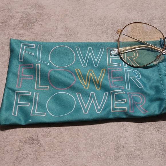 Flower bundle Blue Light Frames and cosmetic bag by Drew Barrymore - Picture 5 of 8